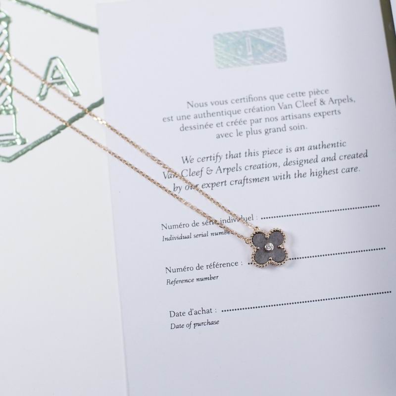 Van Cleef & Arpels necklace 12yxq26